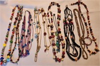 Q - LOT OF COSTUME JEWELRY NECKLACES (J7)