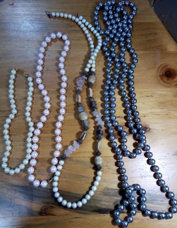 Z - LOT OF BEADED NECKLACES (A23)