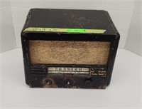 Vintage RCA Victor Radio. Cord must be replaced.