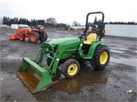 2016 John Deere 3032E Tractor Loader