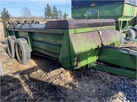 JD 680 tandem manure spreader