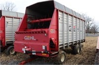 Gehl 980 forage wagon w/ tandem undercarriage and