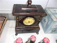 VINTAGE QUARTZ CLOCK NEEDS BATTERIES