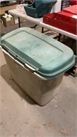 Empty tote with lid one latch missing