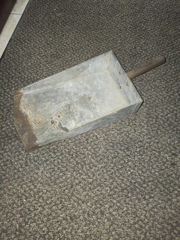 Large Metal Feed Scoop w/Metal Handle