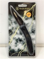 New cuttin horse knife by smith and wesson