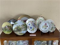 Selection Vintage Collectable Plates & Stands