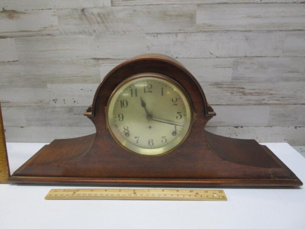 MANTLE CLOCK WITH KEY