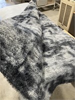 Area rug 
Blue grey white 
Furry material