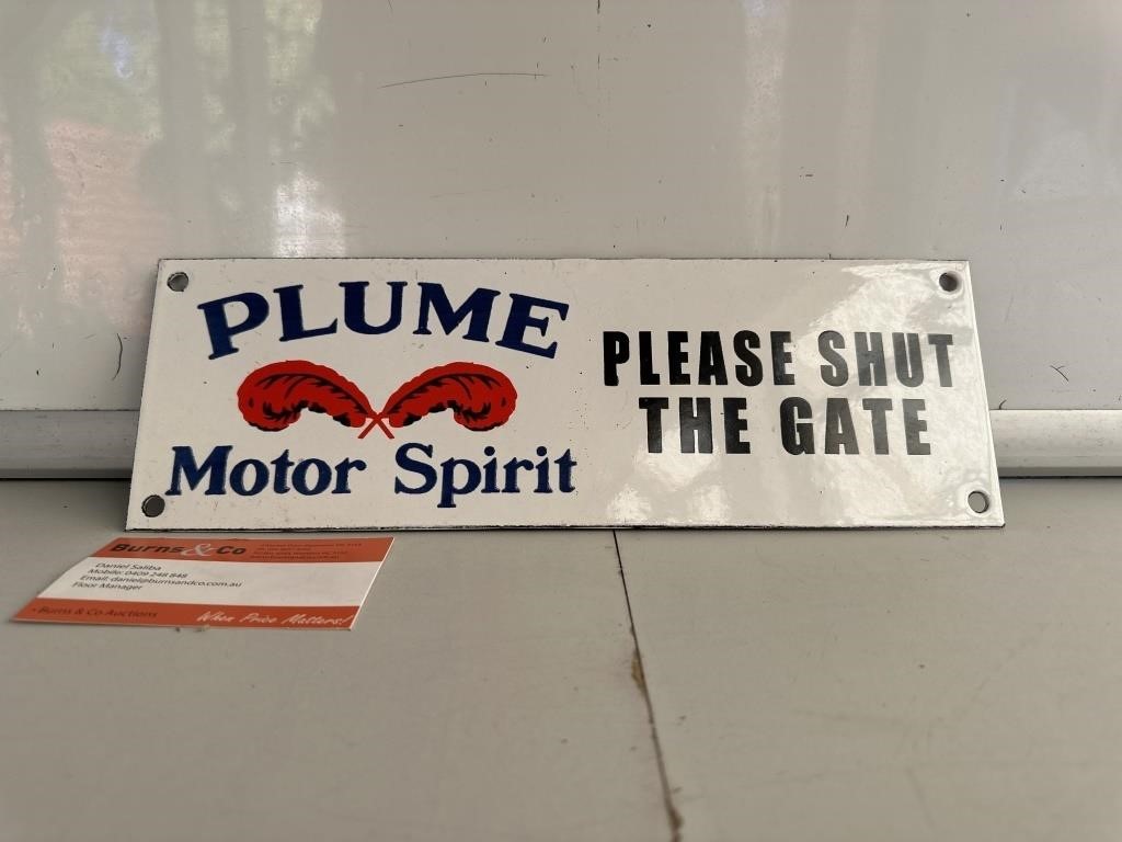 Enamel PLUME PLEASE SHUT THE GATE Sign Red