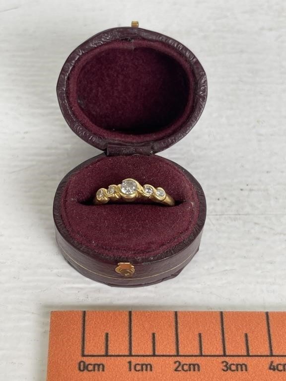 Genuine 18ct Gold 5 Diamond Ring w/- Certificate