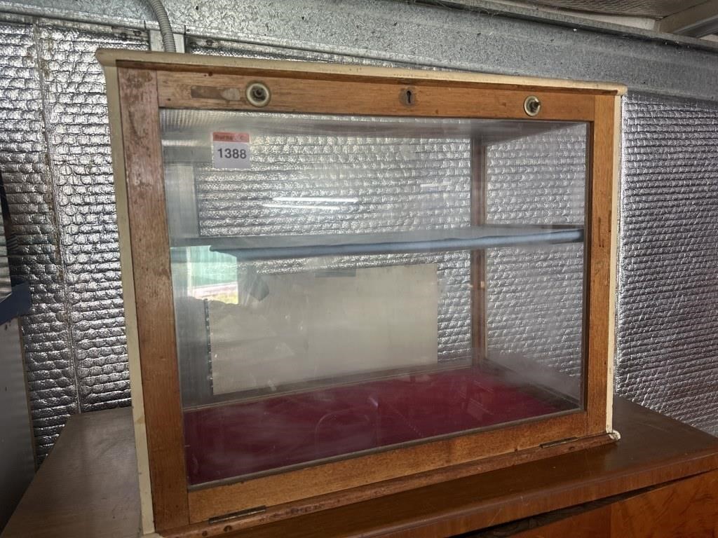 Vintage Display Cabinet 660x530