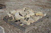 PALLET OF DECORATIVE ROCK, MIXED SIZES