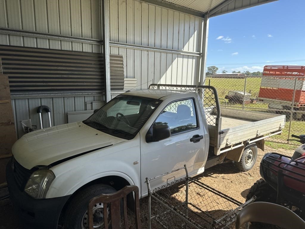 2005 4 Cylinder 2.4L Holden Ute, Manual on Gas.