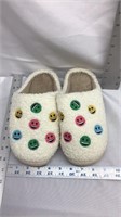 C4) NEW PAIR OF SLIPPERS WITH SMILEY FACES, L 9/10