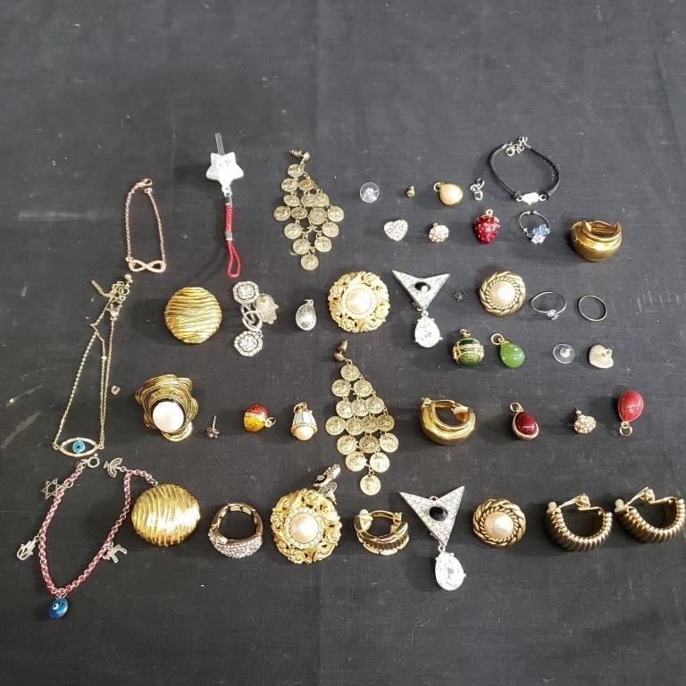 Group of jewelry pieces