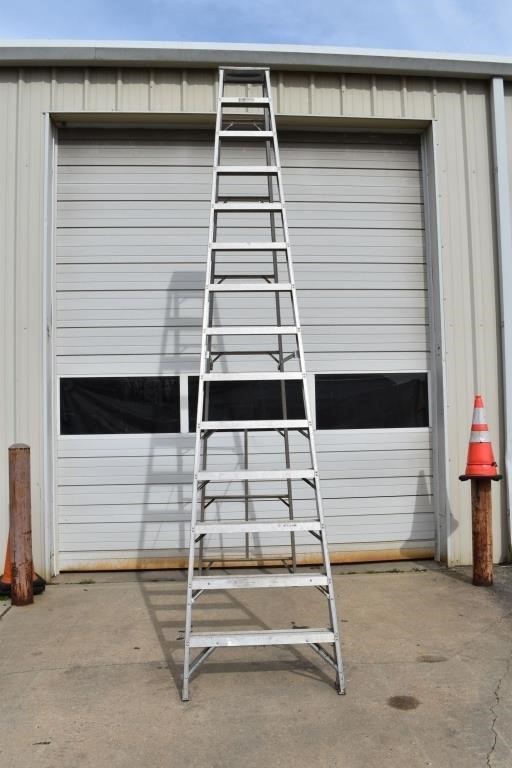 Louisville Model AS1014 14' step ladder 300lbs loa