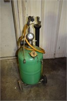 Pneumatic oil extractor with numerous attachments;