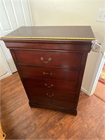 Oak chest of drawers- sizes in pics