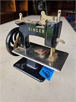 Vintage Singer model 20 Sewing Machine