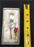 Collector lot includes a beautiful rose brooch