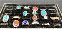 Collection of rings in gold and silver tone -