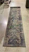 Accent carpet runner measures 95 x 25    1663