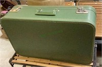 Vintage hard shell 24 inch suitcase w/no key 1441