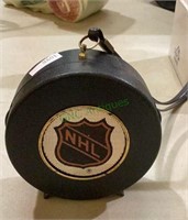 Vintage NHL hockey puck radio 1098