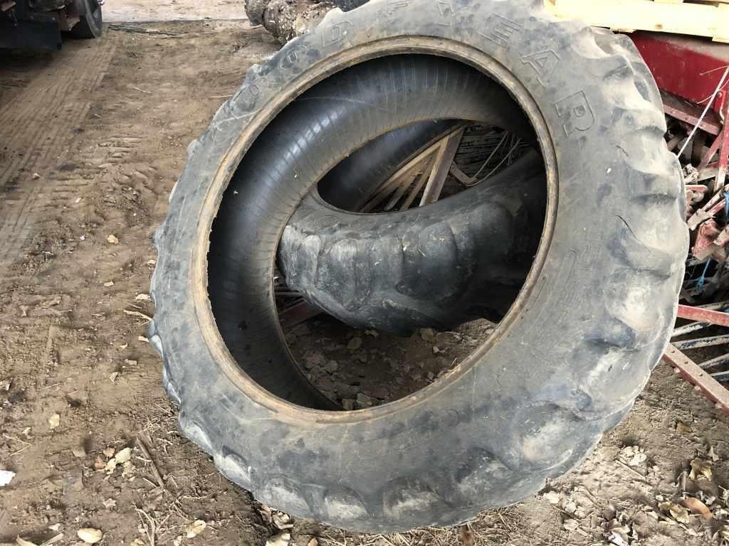 Set of 15.5 x 38 tires