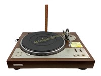 Pioneer PL-530 turntable, turns on/spins.