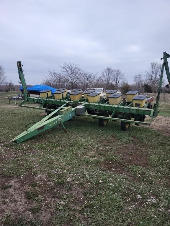 John Deere 7000,  True Vee 11 row interplanter,