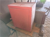 Red Metal rolling tool box (Approx 22"h x 18" x
