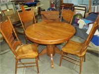 OAK PEDESTAL TABLE W 4 PRESS BACK CHAIRS & LEAF