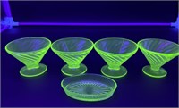 4 uranium sherbet cups with 1 uranium soap dish