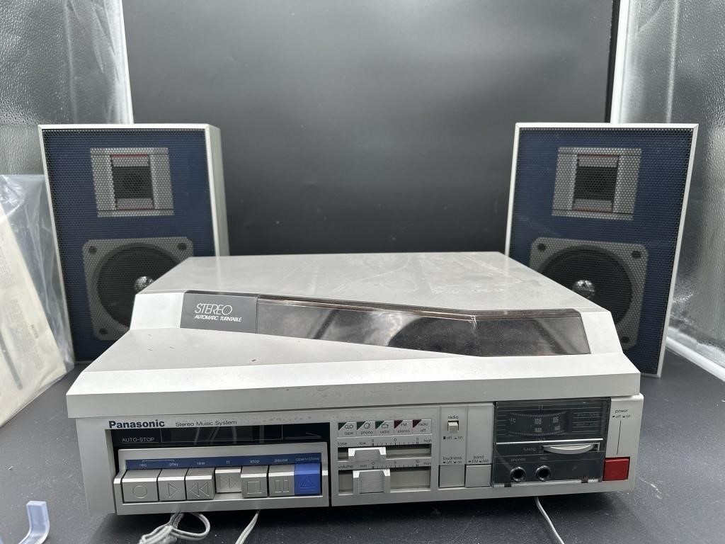 Panasonic automatic turntable with speakers and