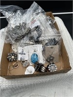 Box of costume jewelry (rings, pendants,