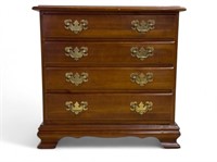 Small Chest of Drawers / Bachelors Chest