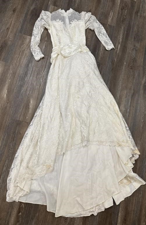 Beautiful Vintage Size 5 Wedding Dress - Needs