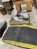 2 EXTERIOR LIGHTS + PALLET OF RUBBER MATS