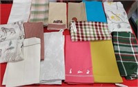 43 - NEW WMC MIXED LOT OF KITCHEN LINENS (F163)