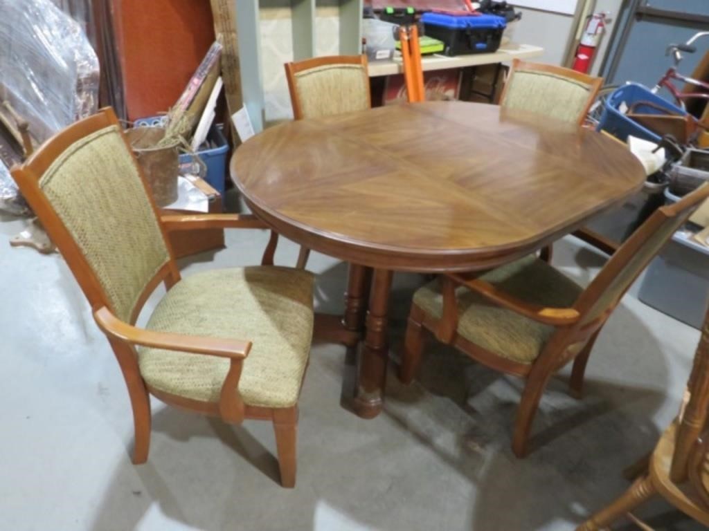 ASHLEY DINING TABLE WITH 4 PADDED ARMCHAIRS