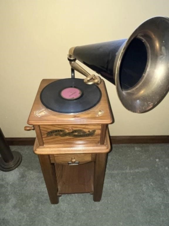 VINTAGE PHONOGRAPH