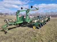 ** John Deere 7000 16R flex fold corn planter