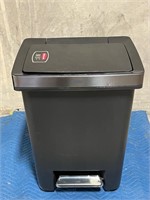 FM4458 Step Trash Can