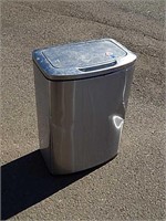 Metal Trash Can w/ Automatic Lid (NEEDS BATTERIES)
