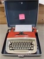Vintage Royal Safari Manual Typewriter w/ Case