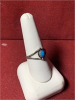 SMALL STERLING SILVER AND TURQUOISE RING SZ8