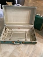 Vintage Samsonite luggage
With keys 13 x 8 and