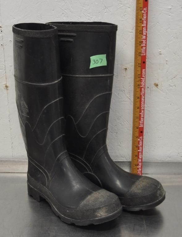Bata rubber boots, size 8